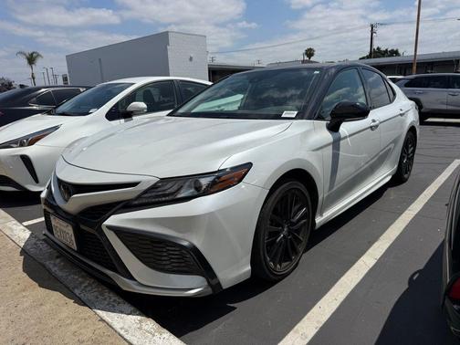Wind Chill Pearl/Midnight Black Metallic 2023 Toyota Camry XSE