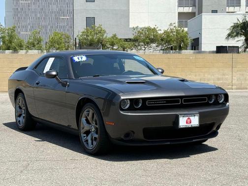 Granite Pearlcoat 2017 Dodge Challenger SXT