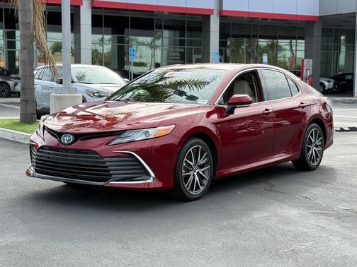 2022 Toyota Camry Hybrid XLE