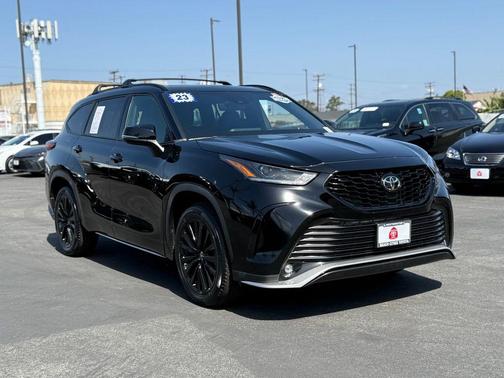 Midnight Black Metallic 2023 Toyota Highlander XSE
