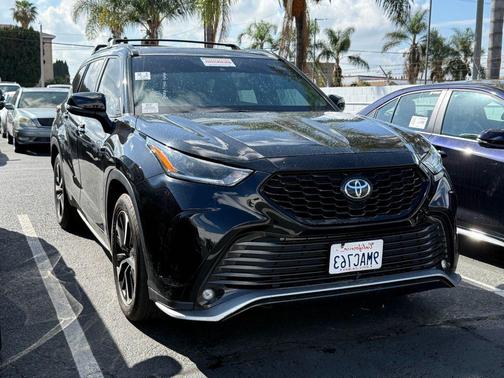 Midnight Black Metallic 2021 Toyota Highlander XSE
