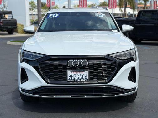 Glacier White Metallic 2024 Audi Q8 e-tron Prestige