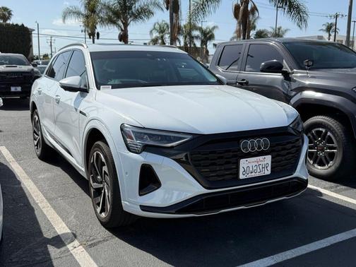 Glacier White Metallic 2024 Audi Q8 e-tron Prestige