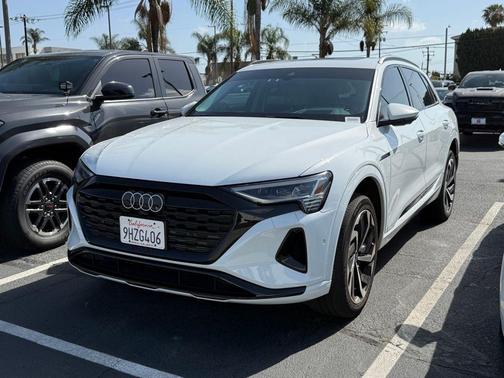 Glacier White Metallic 2024 Audi Q8 e-tron Prestige
