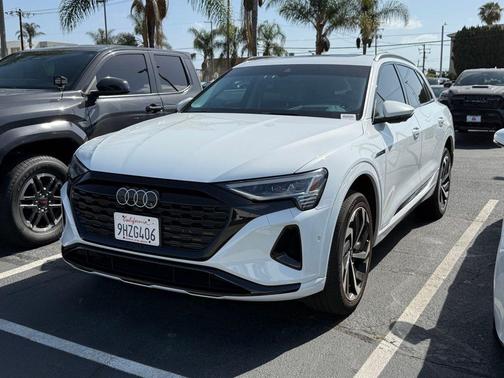Glacier White Metallic 2024 Audi Q8 e-tron Prestige