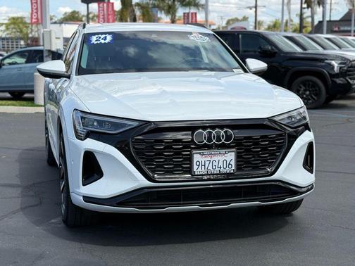Glacier White Metallic 2024 Audi Q8 e-tron Prestige