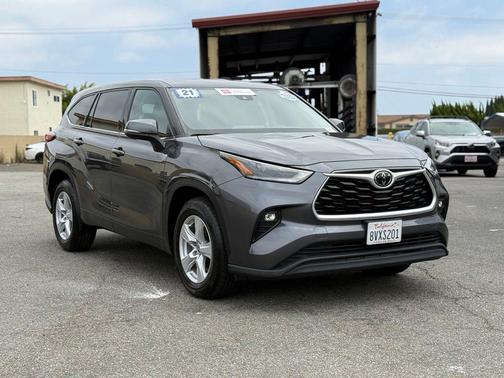 Magnetic Gray Metallic 2021 Toyota Highlander LE