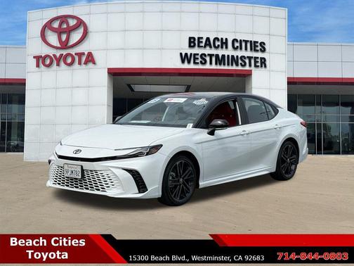 Wind Chill Pearl/Midnight Black Metallic 2025 Toyota Camry XSE