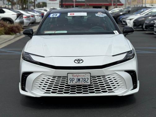 Wind Chill Pearl/Midnight Black Metallic 2025 Toyota Camry XSE