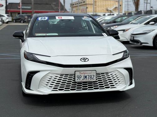 Wind Chill Pearl/Midnight Black Metallic 2025 Toyota Camry XSE