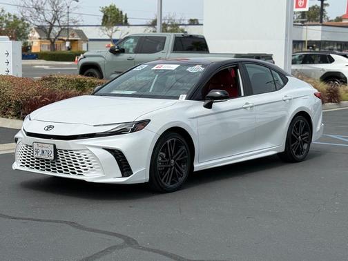 Wind Chill Pearl/Midnight Black Metallic 2025 Toyota Camry XSE