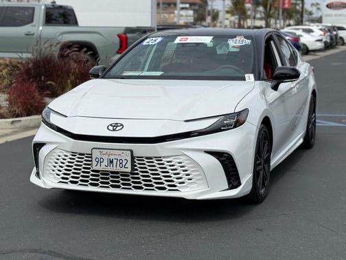 Wind Chill Pearl/Midnight Black Metallic 2025 Toyota Camry XSE