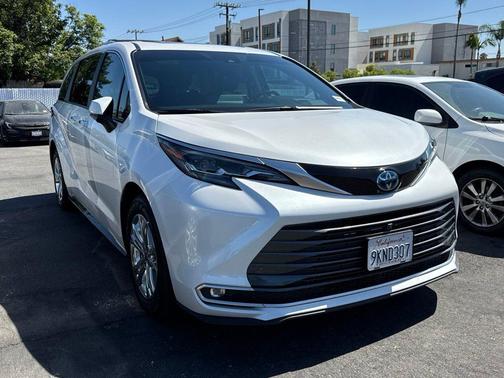 Pearl 2024 Toyota Sienna Platinum