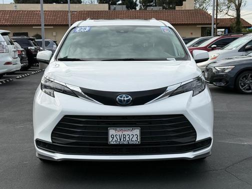 2025 Toyota Sienna LE