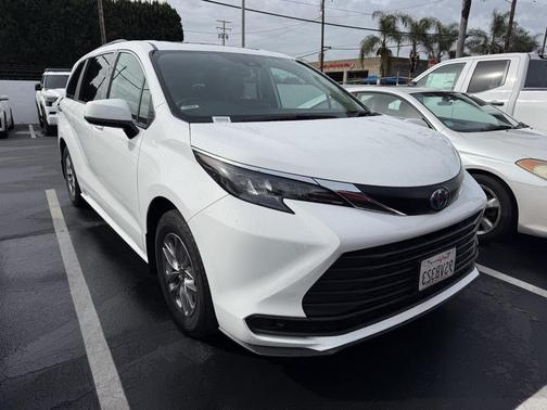 2025 Toyota Sienna LE