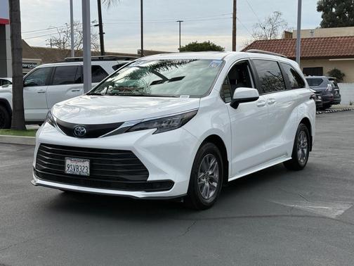2025 Toyota Sienna LE