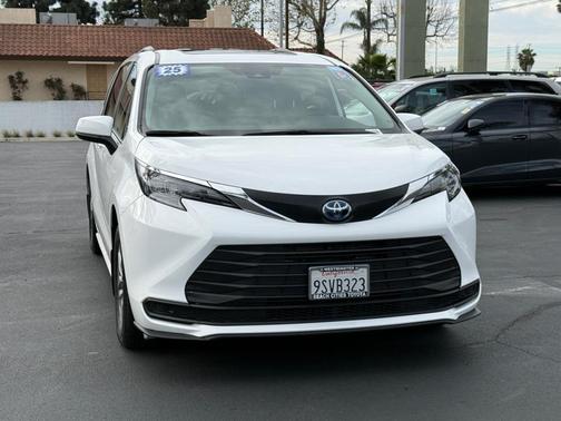 2025 Toyota Sienna LE