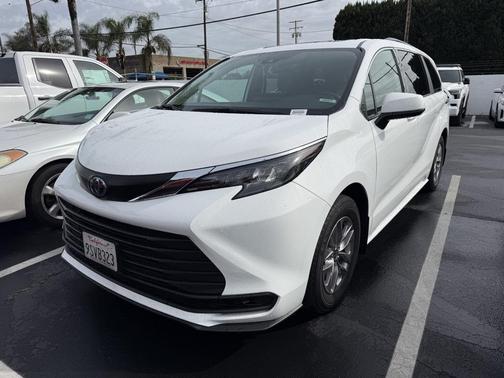 2025 Toyota Sienna LE
