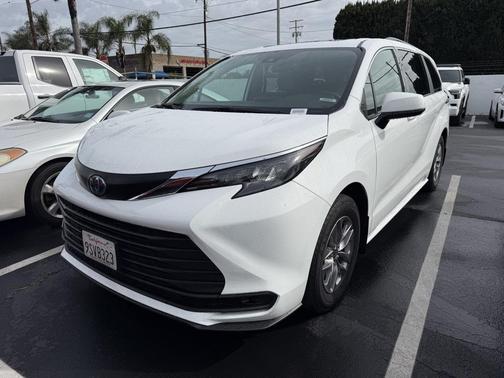 2025 Toyota Sienna LE