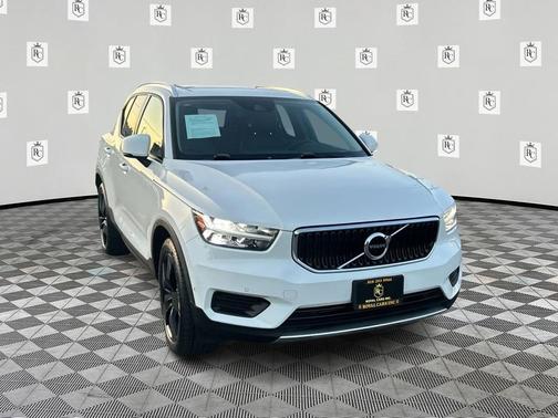 Ice White 2019 Volvo XC40 T5 Momentum