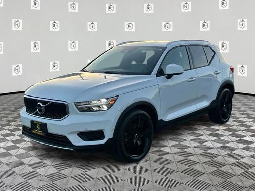 Ice White 2019 Volvo XC40 T5 Momentum