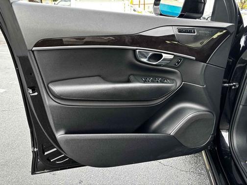 2019 Volvo XC90 T6 Momentum