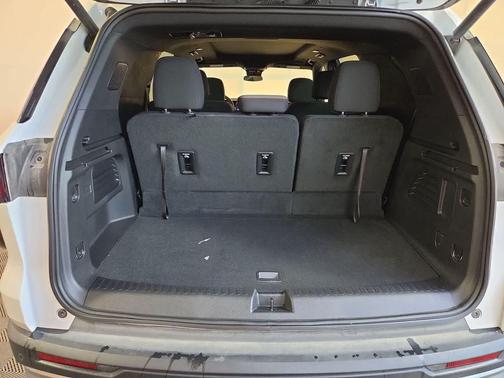 Summit White 2025 Chevrolet Traverse LT