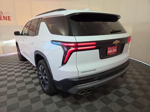 Summit White 2025 Chevrolet Traverse LT
