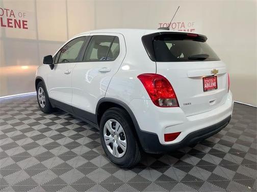 Summit White 2017 Chevrolet Trax LS