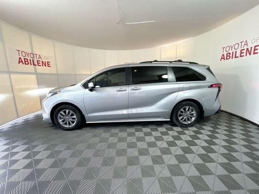2022 Toyota Sienna LE