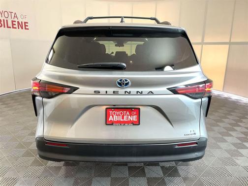 2022 Toyota Sienna LE