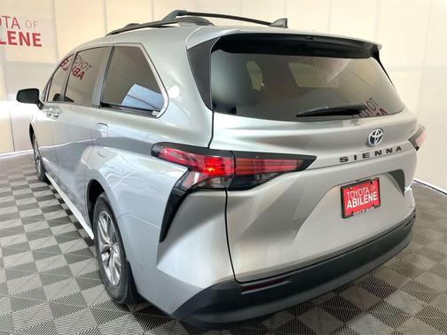 2022 Toyota Sienna LE