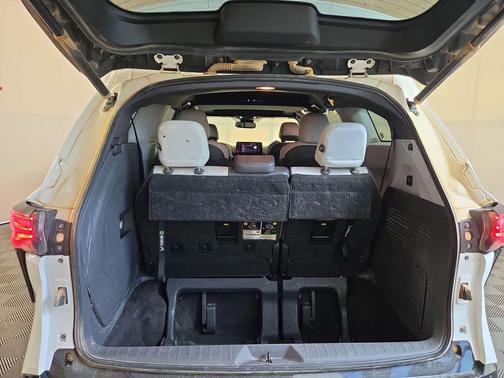 Super White 2021 Toyota Sienna XSE 7 Passenger