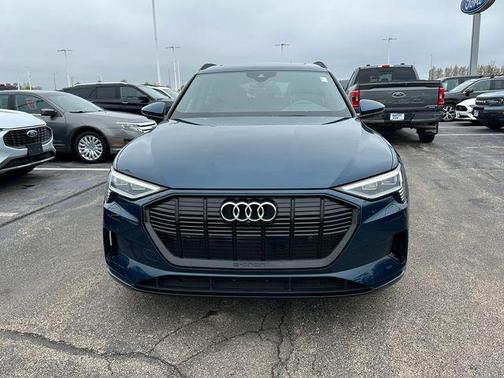 2022 Audi e-tron Premium Plus