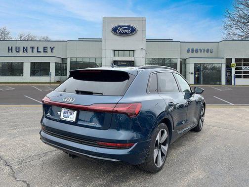 2022 Audi e-tron Premium Plus