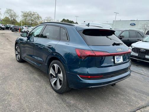 2022 Audi e-tron Premium Plus