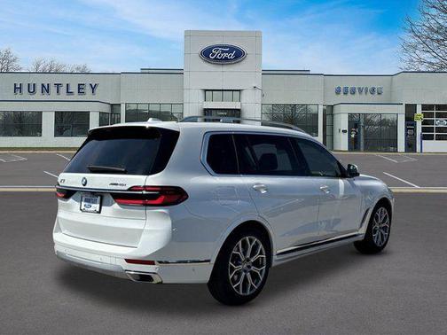 White Metallic 2025 BMW X7 xDrive40i