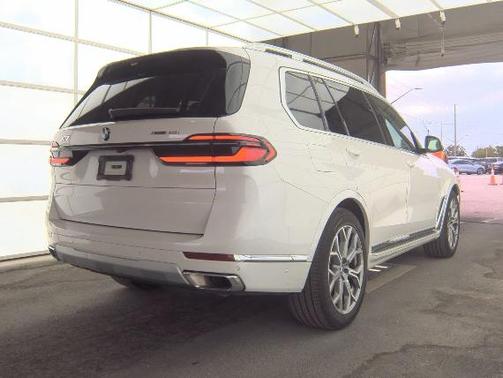 White Metallic 2025 BMW X7 xDrive40i