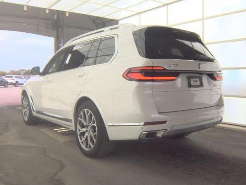 White Metallic 2025 BMW X7 xDrive40i
