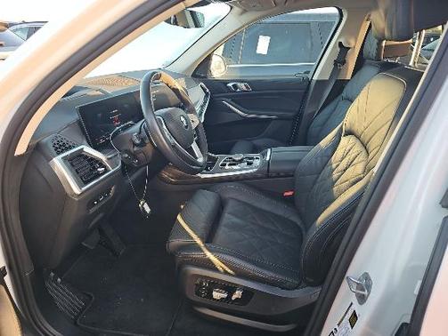 White Metallic 2025 BMW X7 xDrive40i
