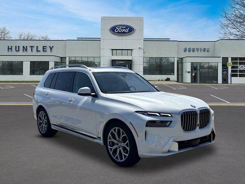 White Metallic 2025 BMW X7 xDrive40i