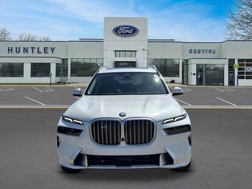 White Metallic 2025 BMW X7 xDrive40i
