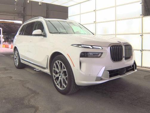 White Metallic 2025 BMW X7 xDrive40i