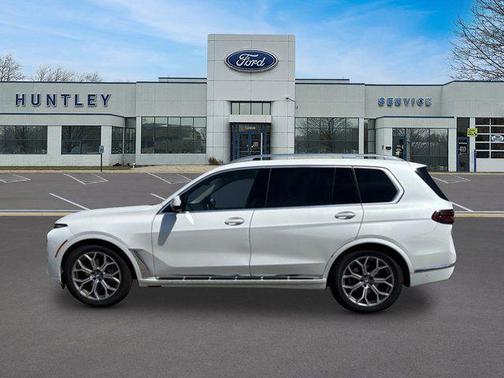 White Metallic 2025 BMW X7 xDrive40i