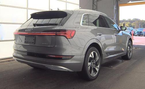 2022 Audi e-tron Premium Plus
