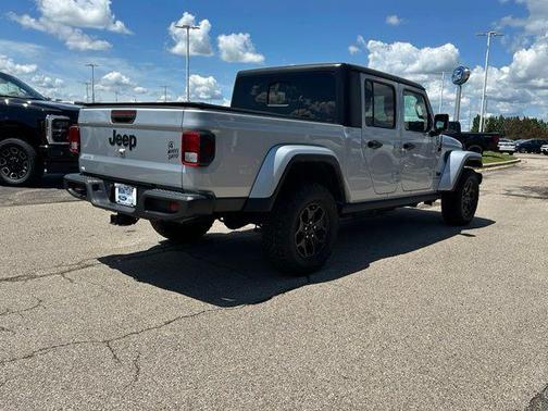 Silver Zynith Clearcoat 2022 Jeep Gladiator Willys 4x4