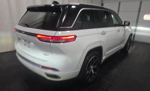 2022 Jeep Grand Cherokee Summit