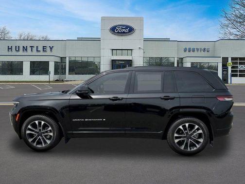 Diamond Black Crystal Pearlcoat 2022 Jeep Grand Cherokee Overland