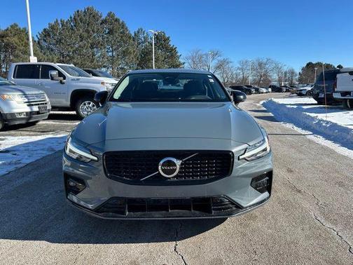 2024 Volvo S60 B5 Core Dark Theme