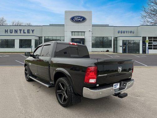 Brilliant Black Crystal Pearlcoat 2016 RAM 1500 SLT